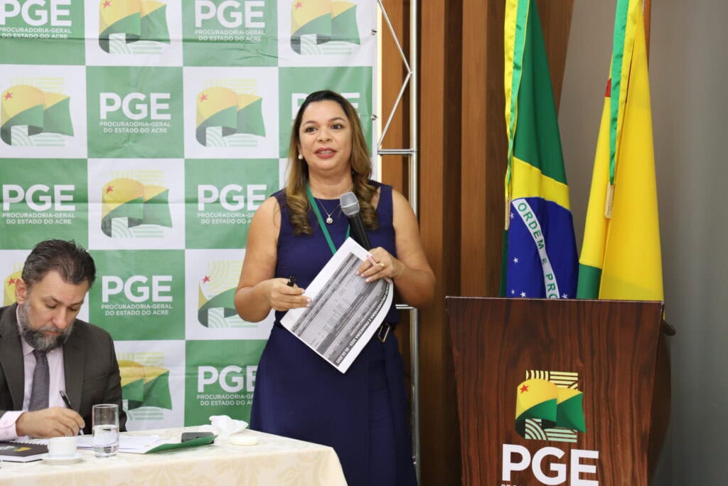 Servidora Elisângela Aly Casas apresentou sobre a execução orçamentária e gestão institucional. Foto: Ravenna Nogueira/PGE