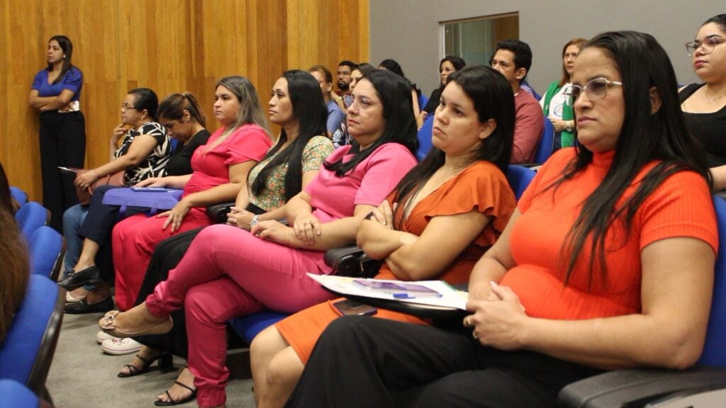 Capacitação está sendo ofertada em formato híbrido, com aulas teóricas ministradas online e atividades práticas desenvolvidas presencialmente. Foto: Tiago Araújo/Sesacre