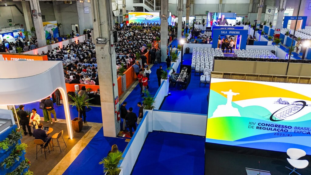 Auditório principal do Congresso Brasileiro de Regulação, espaço que recebeu debates sobre saneamento, energia, transporte e governança. Foto: cedida