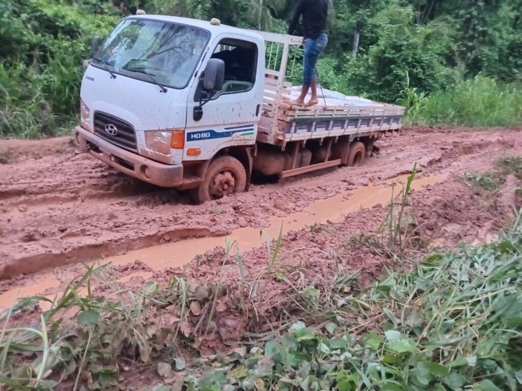 Transporte por ramais faz parte da complexa logística de entrega da alimentação escolar nas áreas de difícil acesso do Acre. Foto: cedida