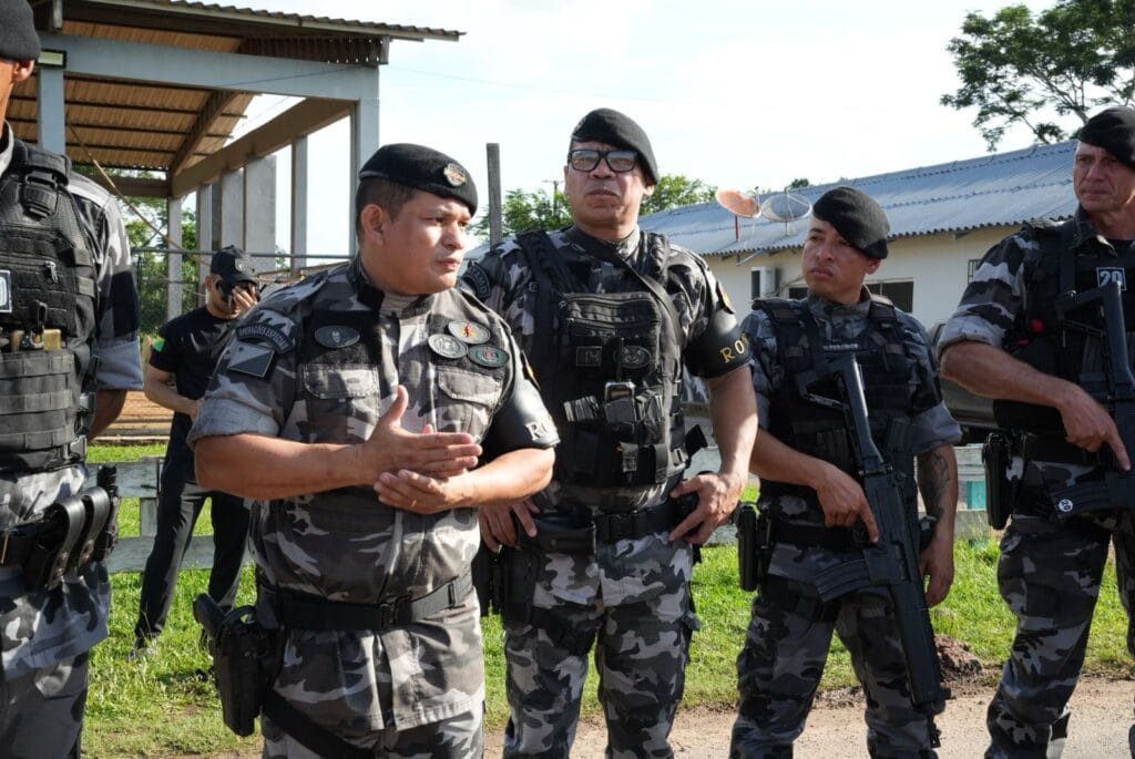À esquerda, o comandante da operação, capitão Alciderlando Furtado. Foto: Júnior Barros/PMAC