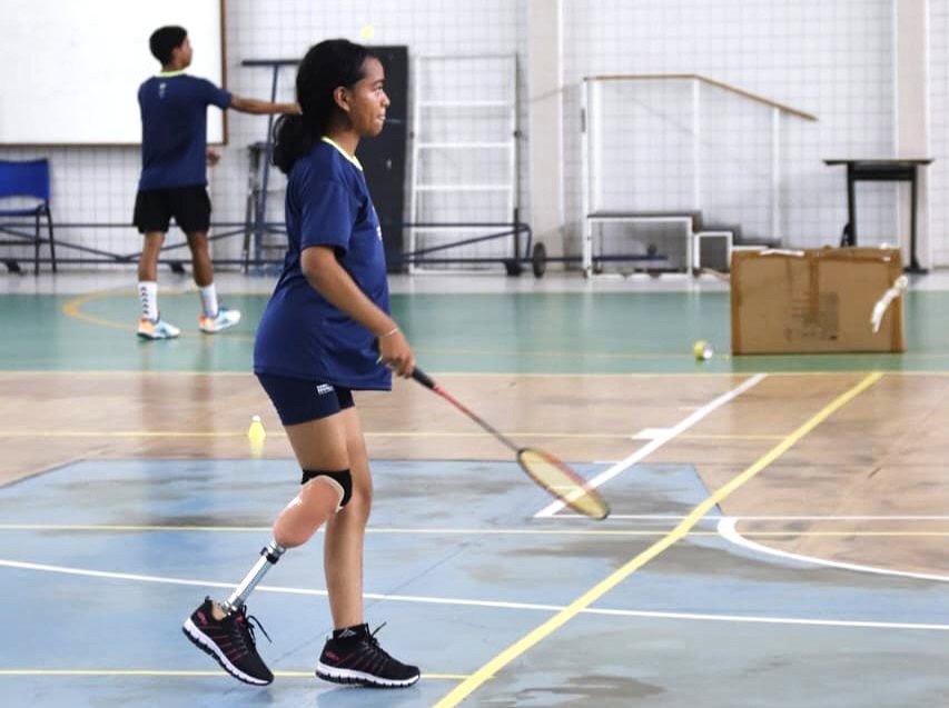 Letícia é atleta de parabadminton, esporte jogado em quadra, com raquetes e uma peteca. Foto: cedida