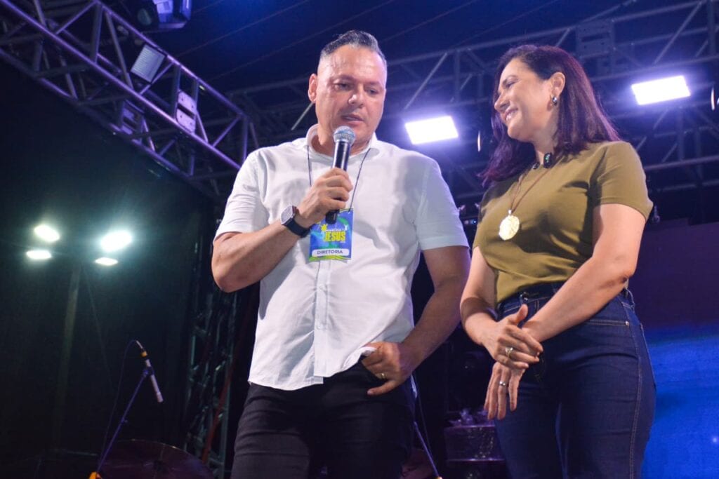 Pastor Mariano agradece Maiza Assis pelo apoio e parceria do Estado na Marcha para Jesus. Foto: Marcos Santos/Secom