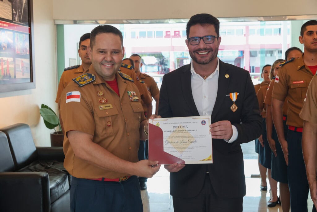 Governador acreano foi condecorado pelo Corpo de Bombeiros do Amazonas pela abertura do ramal que conecta Feijó ao município amazonense de Envira. Foto: Mauro Neto/Secom-AM