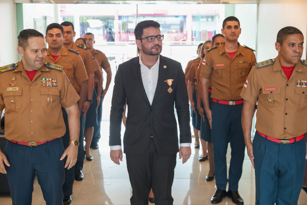 Pelo grande feito do seu governo, o chefe de Estado recebeu a mais alta honraria concedida pelo CBMAM. Foto: Mauro Neto/Secom-AM