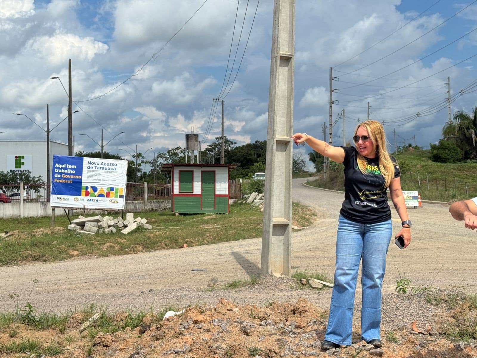 Presidente do Deracre, Sula Ximenes, acompanha de perto obra do novo acesso de Tarauacá. Foto: Luy Andriel/Deracre