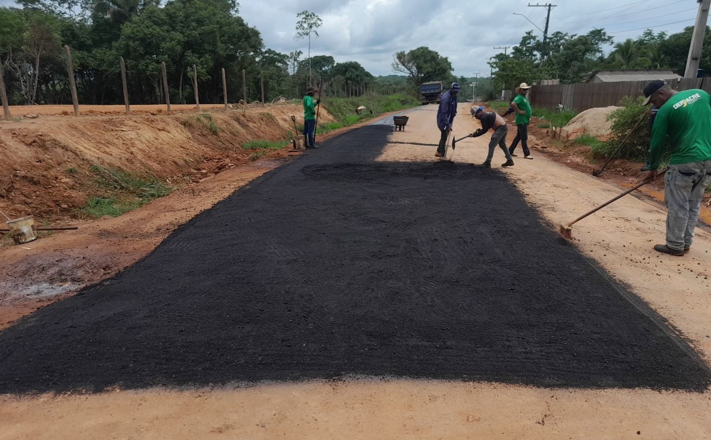 Estrada do Quixadá recebe manutenção do Deracre e Prefeitura de Rio Branco. Foto: Ascom/Deracre