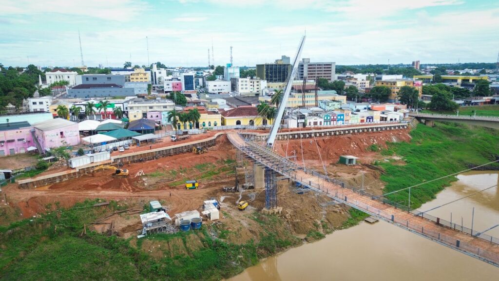 Passarela Joaquim Macedo recebe estacas-raiz e concretagem para garantir segurança dos pedestres. Foto: Luy Andriel/Deracre
