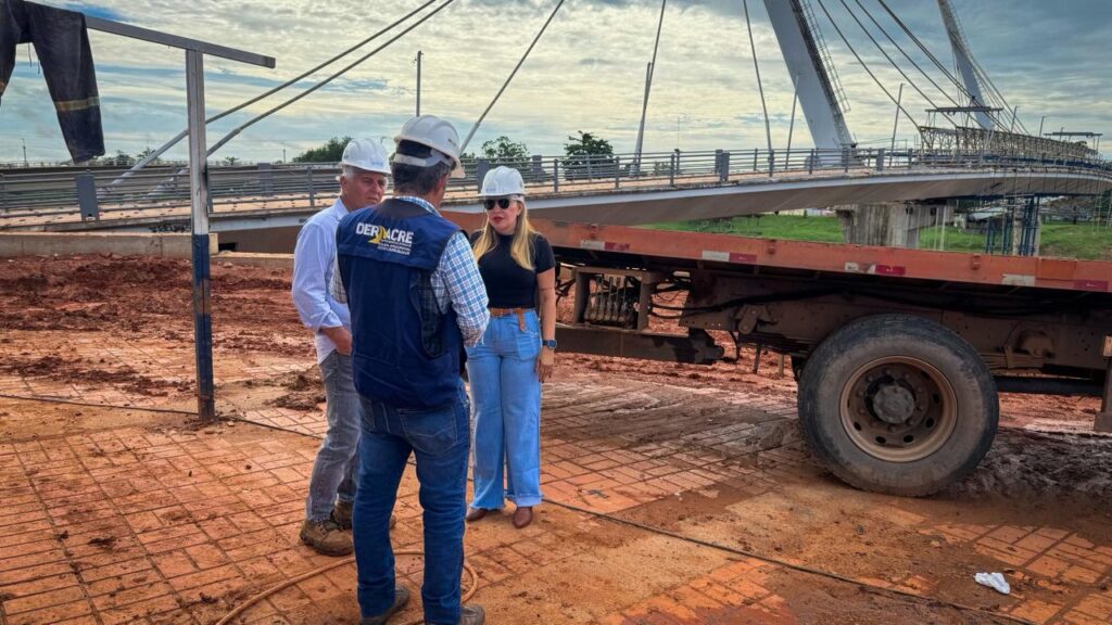 Presidente do Deracre, Sula Ximenes acompanha avanço das obras da passarela Joaquim Macedo. Foto: Thauã Conde/Deracre
