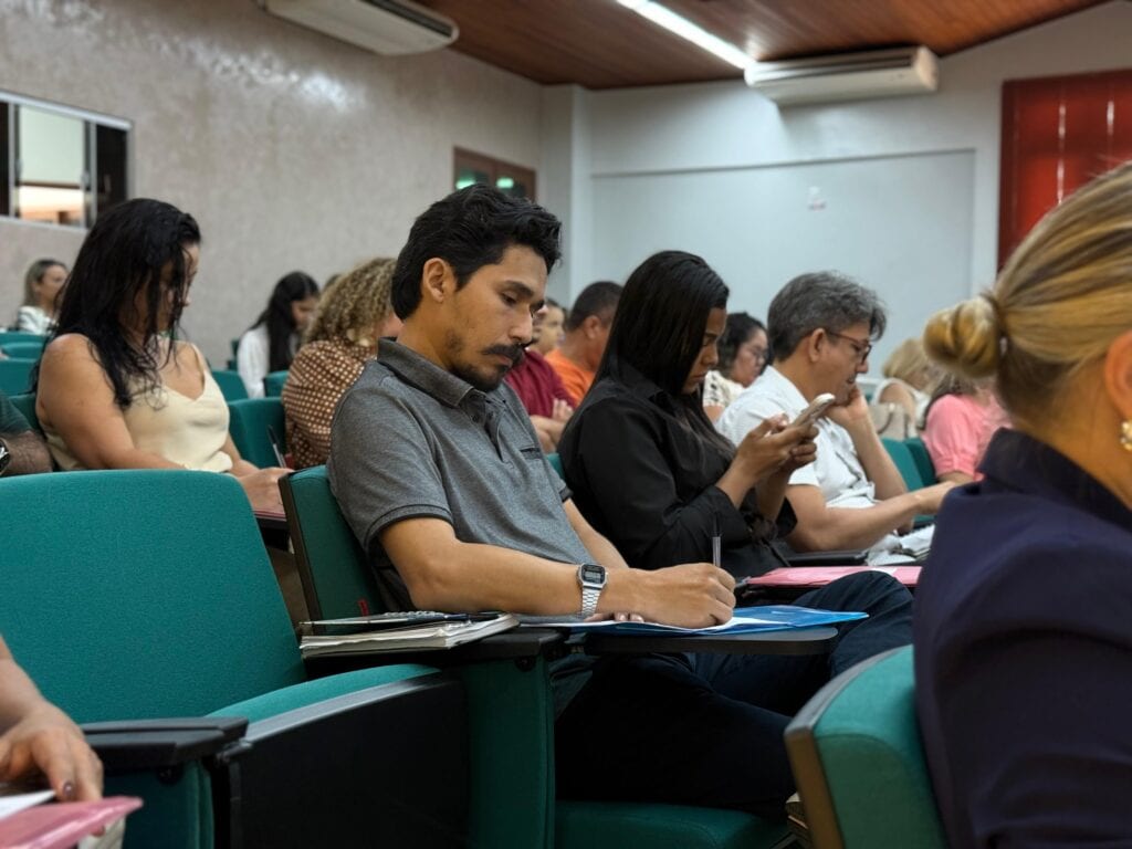 Participantes acompanham as apresentações sobre identificação e tratamento de riscos nas etapas de licitação. Foto: Jorge William/SEE