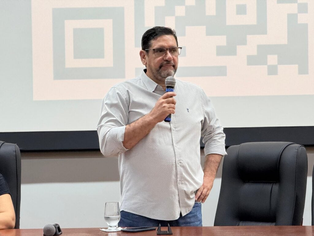Secretário adjunto de Administração da SEE, Reginaldo Prates, reforça a importância da capacitação para a eficiência da gestão pública. Foto: Jorge William/SEE