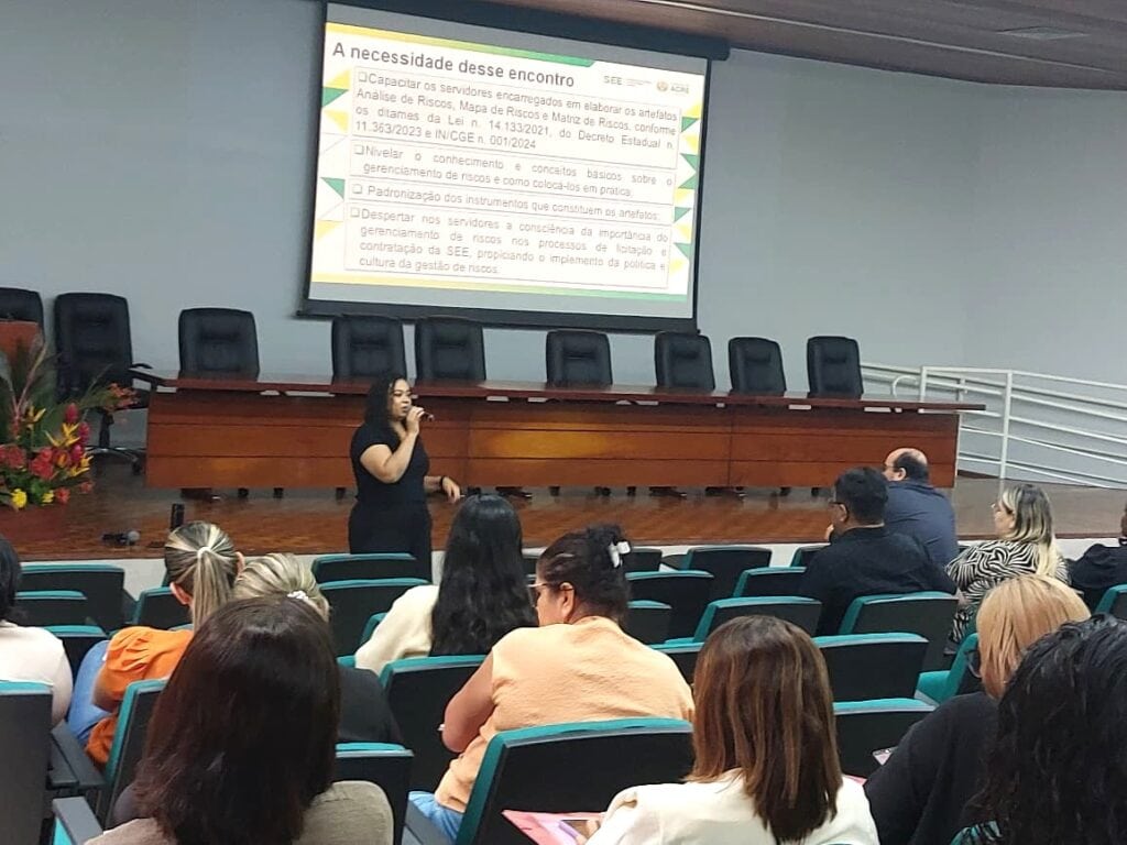 Chefe do Controle Interno da SEE, Jane Amâncio, durante explanação sobre metodologias e boas práticas de gestão de riscos. Foto: Clícia Araújo/SEE