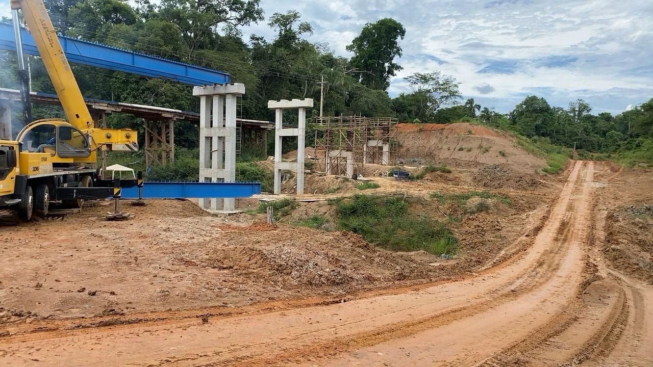 Obra da ponte do Rio Andirá atinge nova etapa com lançamento das vigas metálicas. Foto: Ascom/Deracre