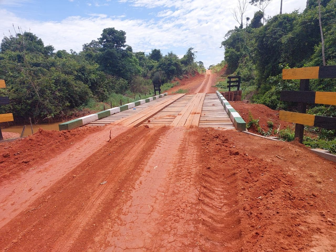 Deracre conclui bueiros e pontes e inicia nova etapa nos ramais de Acrelândia. Foto: Ascom/Deracre