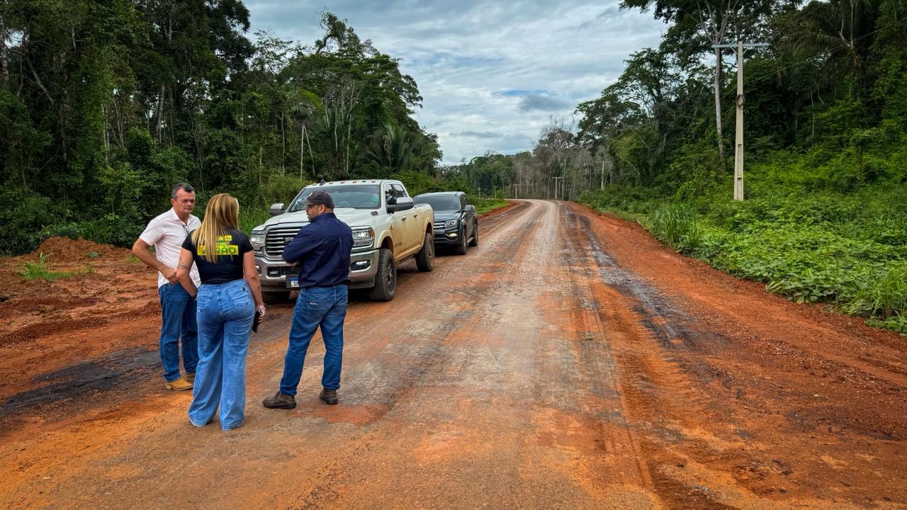 Governo do Acre, por meio do Deracre, acompanha pavimentação do Ramal dos Paulistas. Foto: Thauã Conde/Deracre