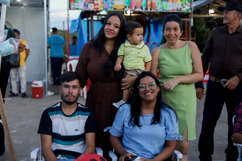 Antônia Rayca Costa (de marrom) prestigiou o desfile acompanhada da família. Foto: Neto Lucena/Secom