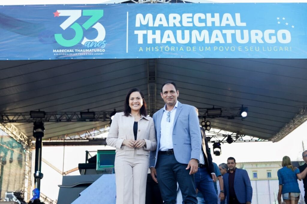 Vice-governadora Mailza parabenizou o prefeito Valédio Furtado pelas comemorações. Foto: Neto Lucena/Secom