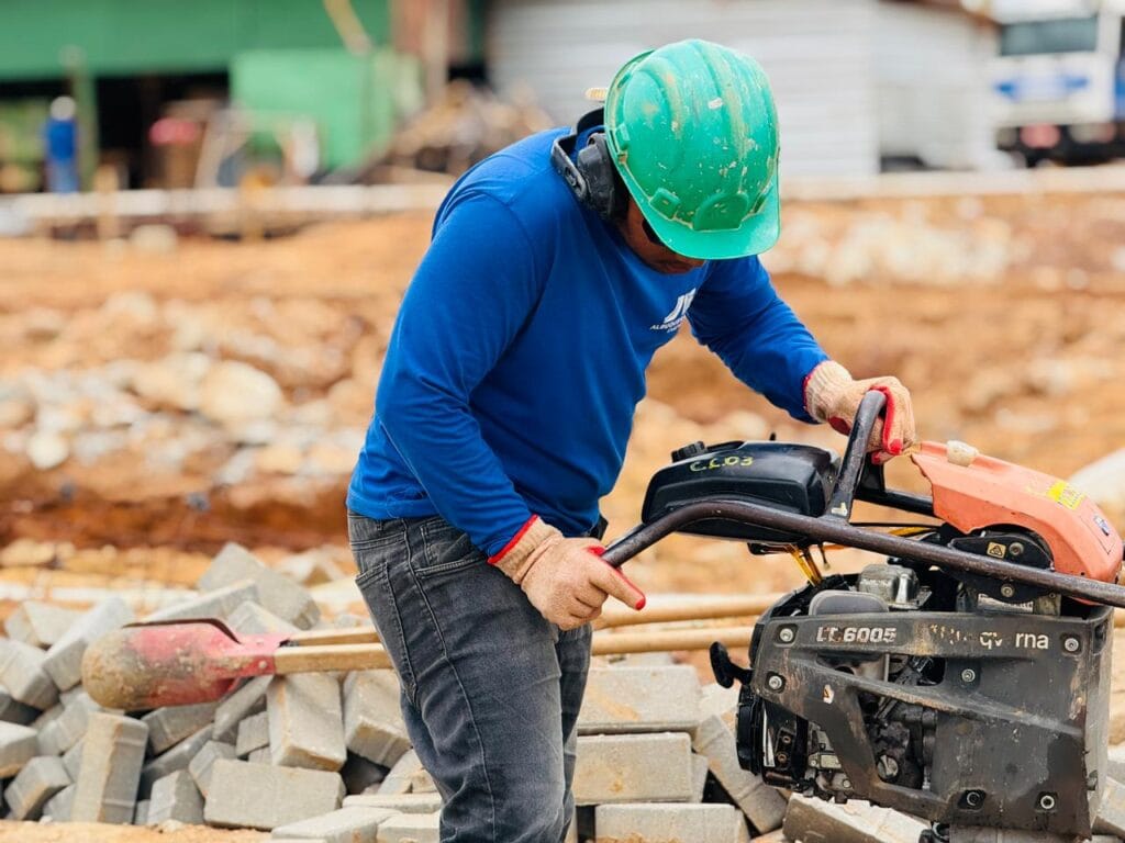 Operários utilizam equipamentos de proteção individual (EPI) durante realização de serviços. Foto: Luis Oliveira/Seop