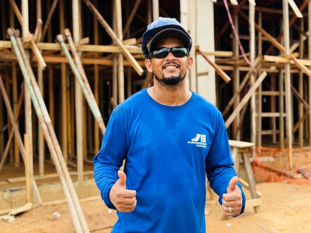 Trabalhador orgulhoso por contribuir para execução de uma grande obra. Foto: Luis Oliveira/Seop