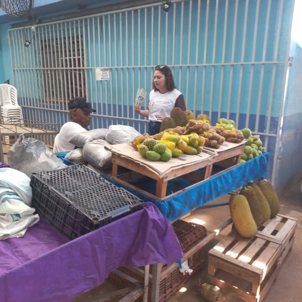 Idaf promove ação em feiras livres para orientar sobre a monilíase. Foto: Ascom/Idaf