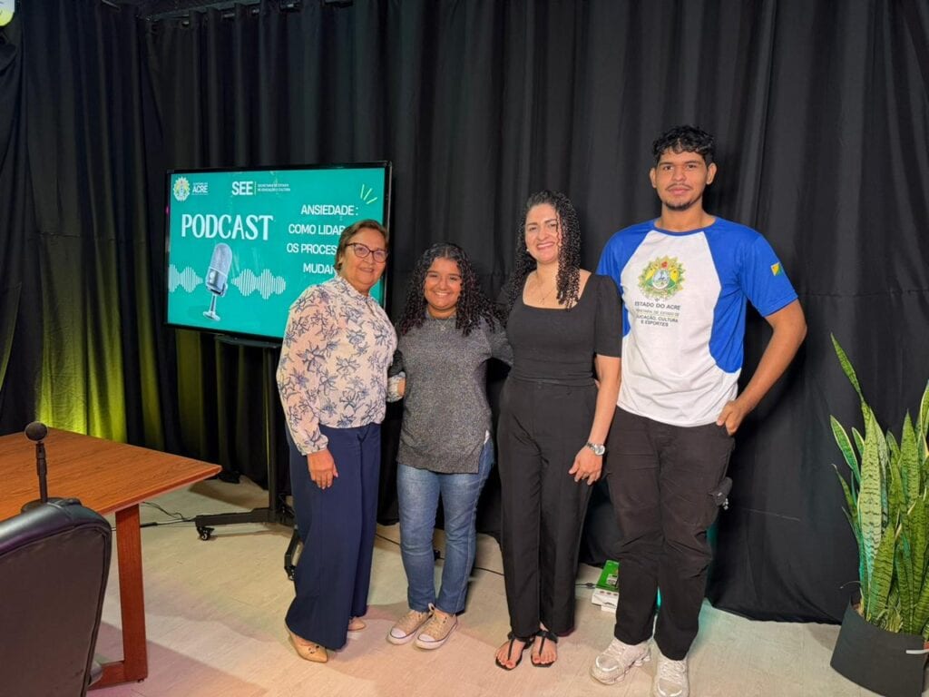Participantes do projeto ao lado da professora Daniele Andrade e da psicóloga Florisa Sobralino. Foto: Iasmine Sampaio/SEE