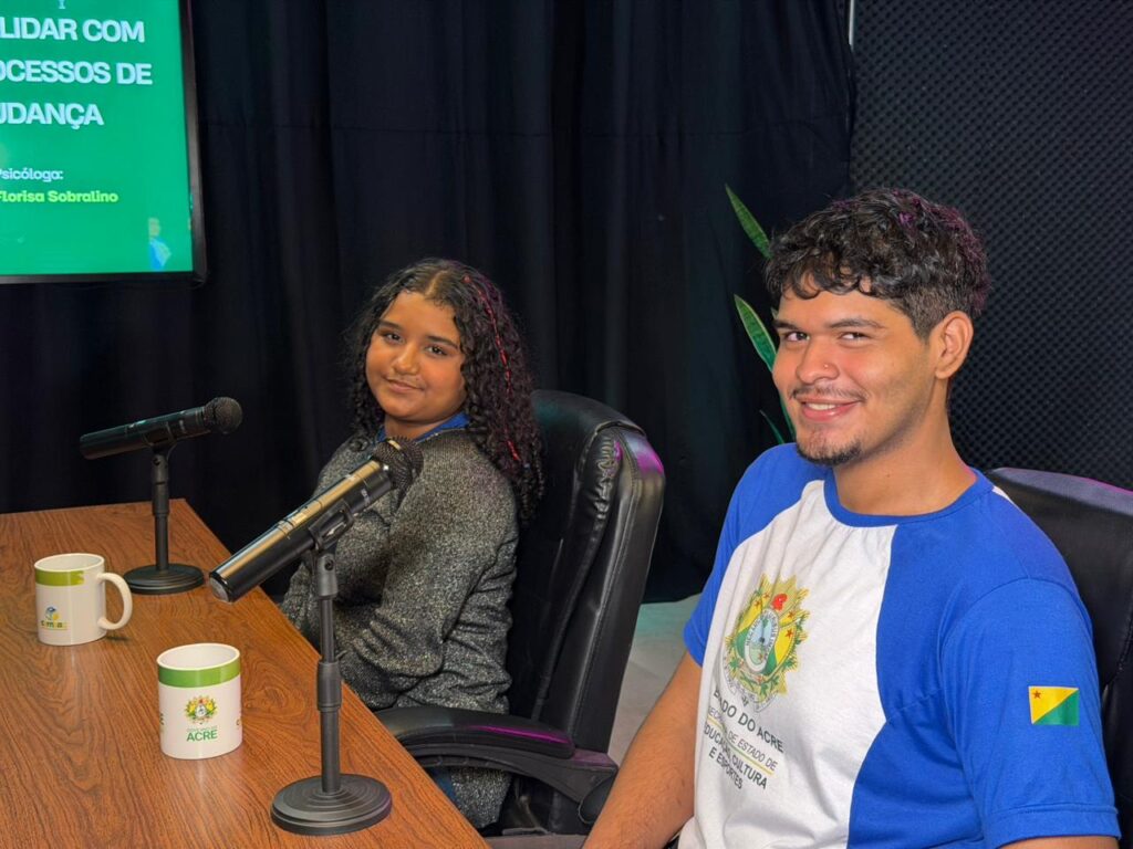 Estudantes Alerian Freitas e Gabriel Marçal durante a gravação do podcast Descomplica a mente protagonista. Foto: Iasmyne Sampaio/SEE