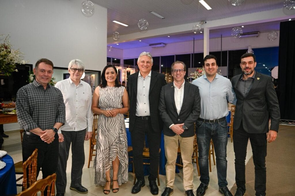 Mailza ao lado de gestores da concessionária durante cerimônia de premiação. Fotos: Clemerson Ribeiro/Secom