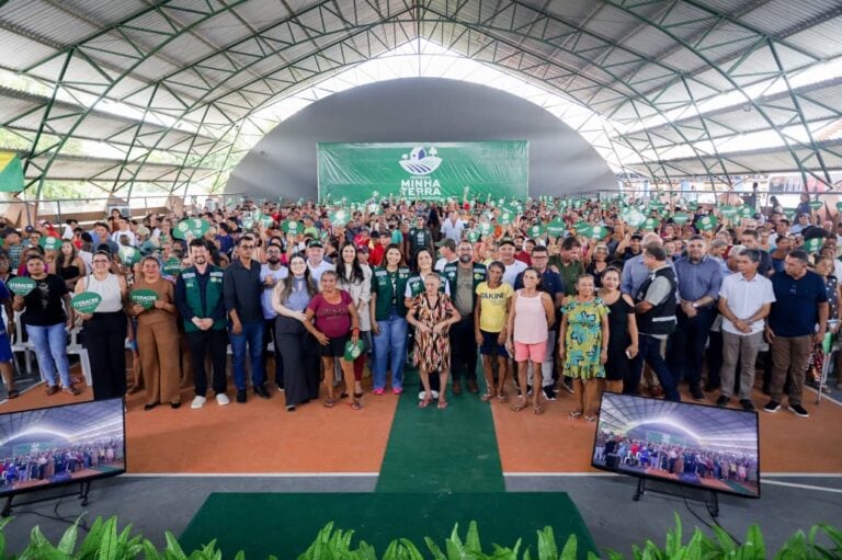Governadora em exercício Mailza Assis entrega mil títulos definitivos em Feijó durante ação do Programa Juntos pelo Acre