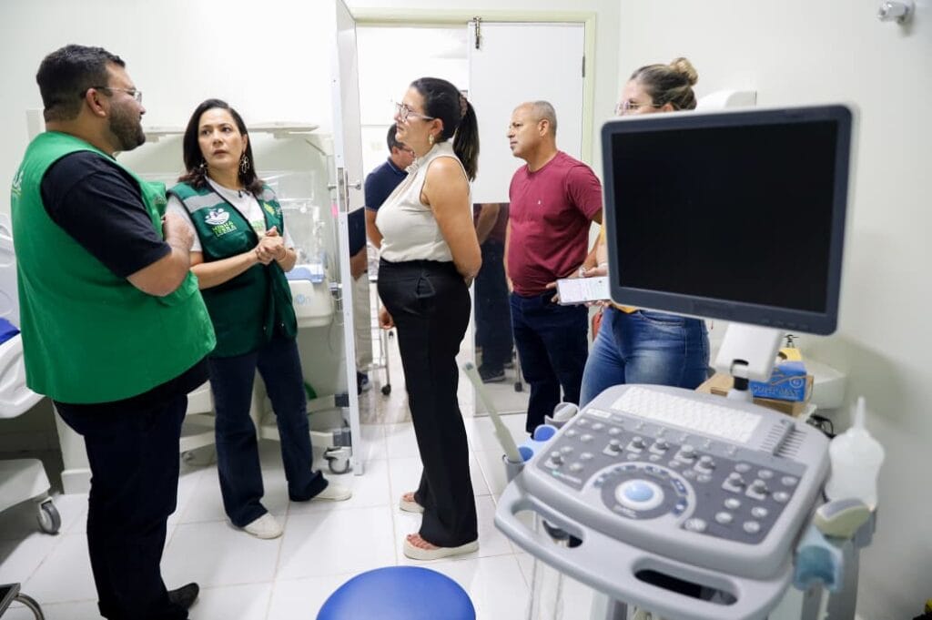 Mailza também visitou a maternidade Nair Correia de Araújo e ouviu servidores. Foto: Neto Lucena/Secom