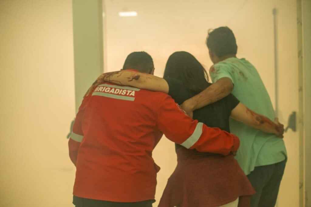 Ação envolveu mais de 100 profissionais do Estado, além das brigadas internas do shopping e estudantes. Foto: Dhárcules Pinheiro/Secom