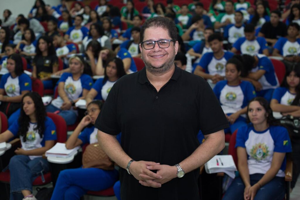 Coordenador do programa, Humberto Miranda, destacou a importância do programa para a preparação dos alunos. Foto: Dhárcules Pinheiro/Secom