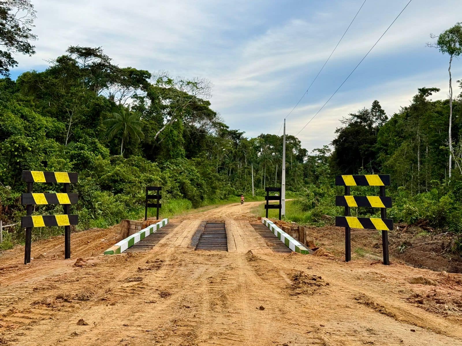 Ponte sobre o Igarapé Branco é concluída em parceria entre Deracre e Prefeitura de Mâncio Lima. Foto: Ricarlene Silva/Deracre