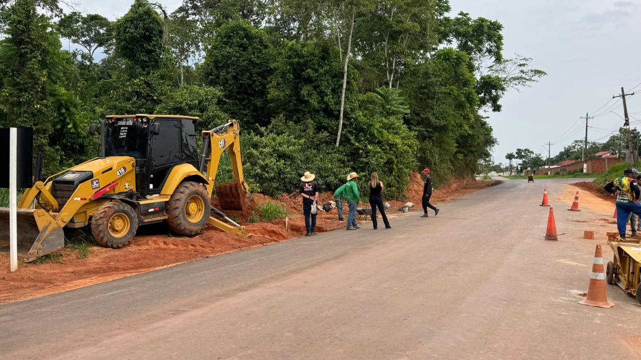 Trabalhos de drenagem e urbanização seguem em ritmo acelerado na Estrada Dias Martins. Foto: Thauã Conde/Deracre