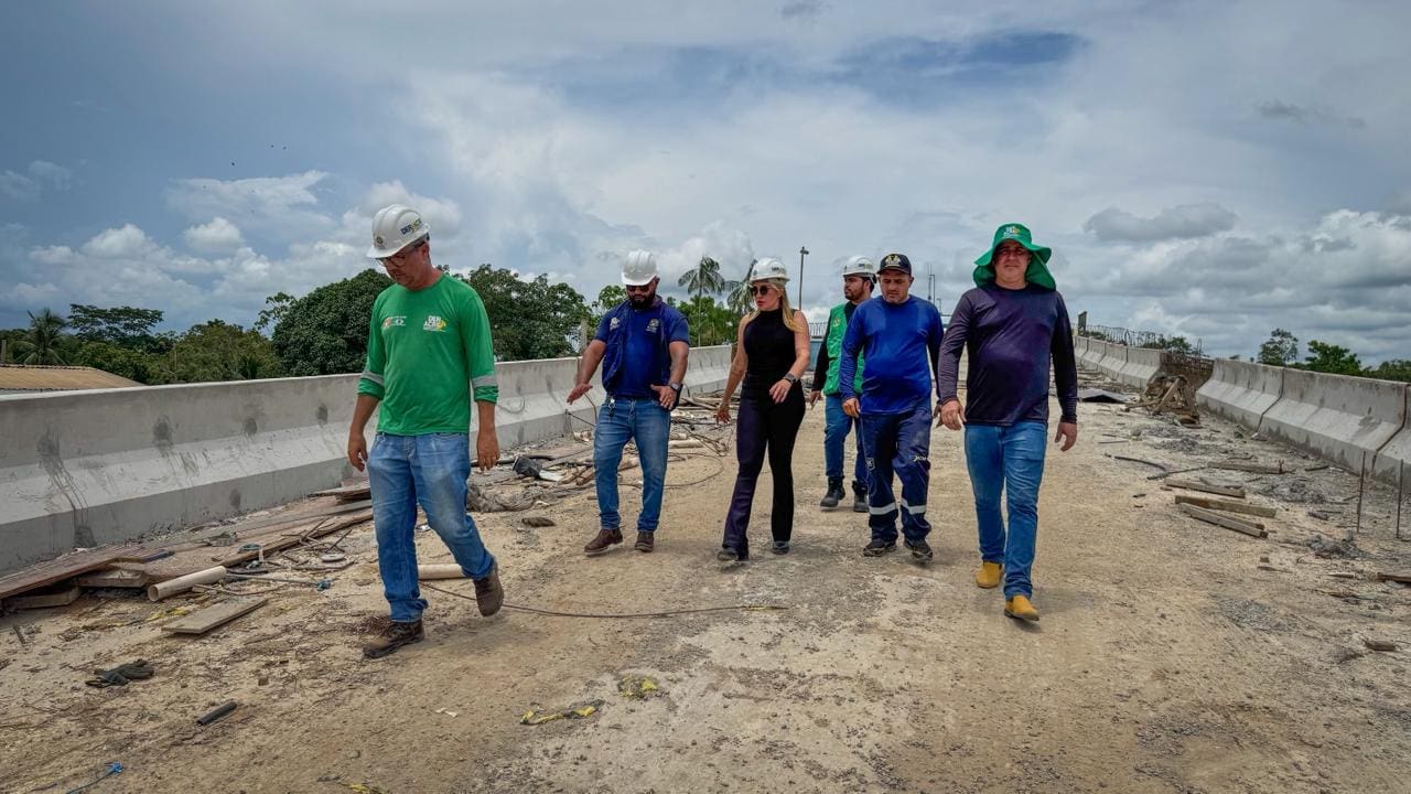 Presidente do Deracre, Sula Ximenes, acompanha avanço das equipes na fase conclusiva da Ponte da Sibéria. Foto: Thauã Conde/Deracre