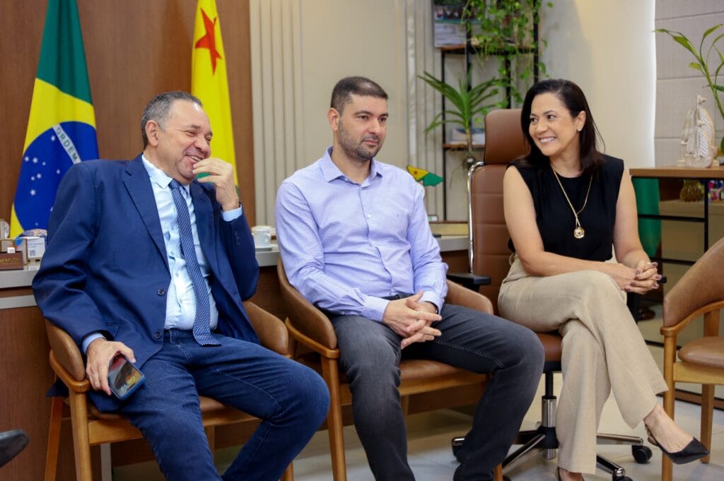 Líder do governo na Aleac, deputado Manoel Moraes e presidente da Aleac, Nicolau Júnior, estiveram presentes no encontro com Mailza Assis. Foto: Neto Lucena/Secom