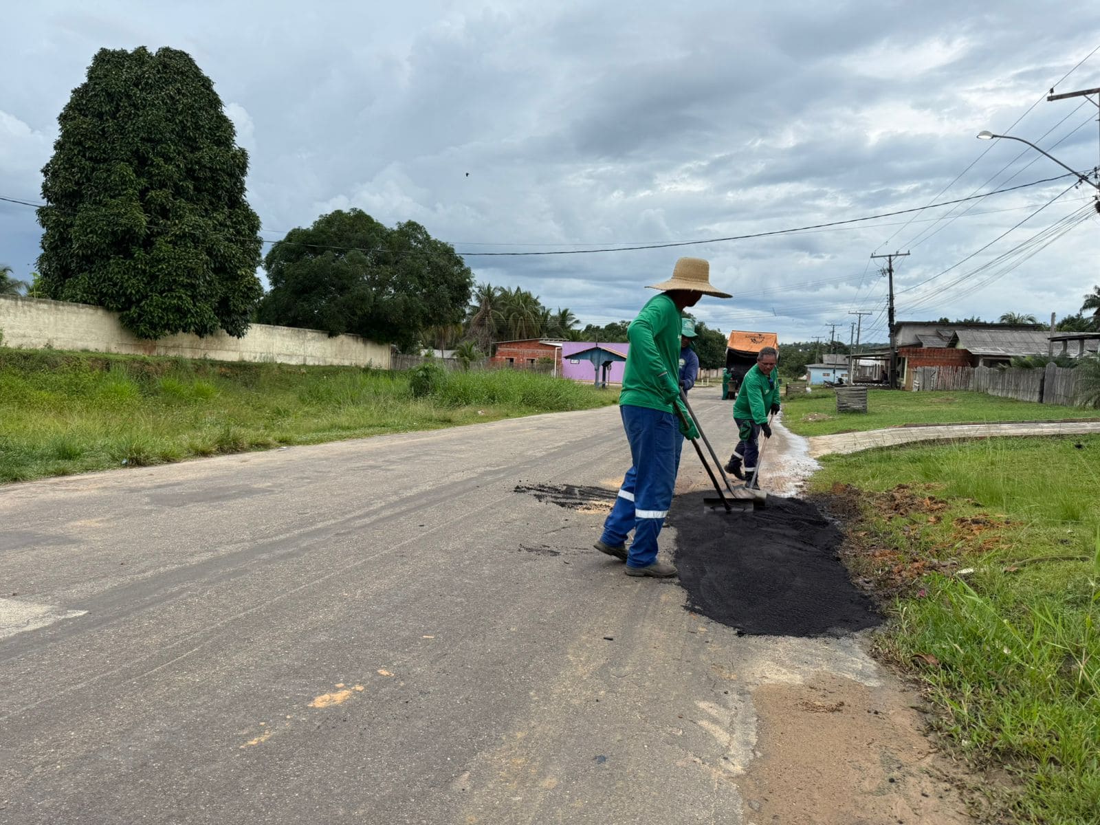 Equipe do Deracre tem trabalhado na AC-407. Foto: Ricarlene Silva/Deracre