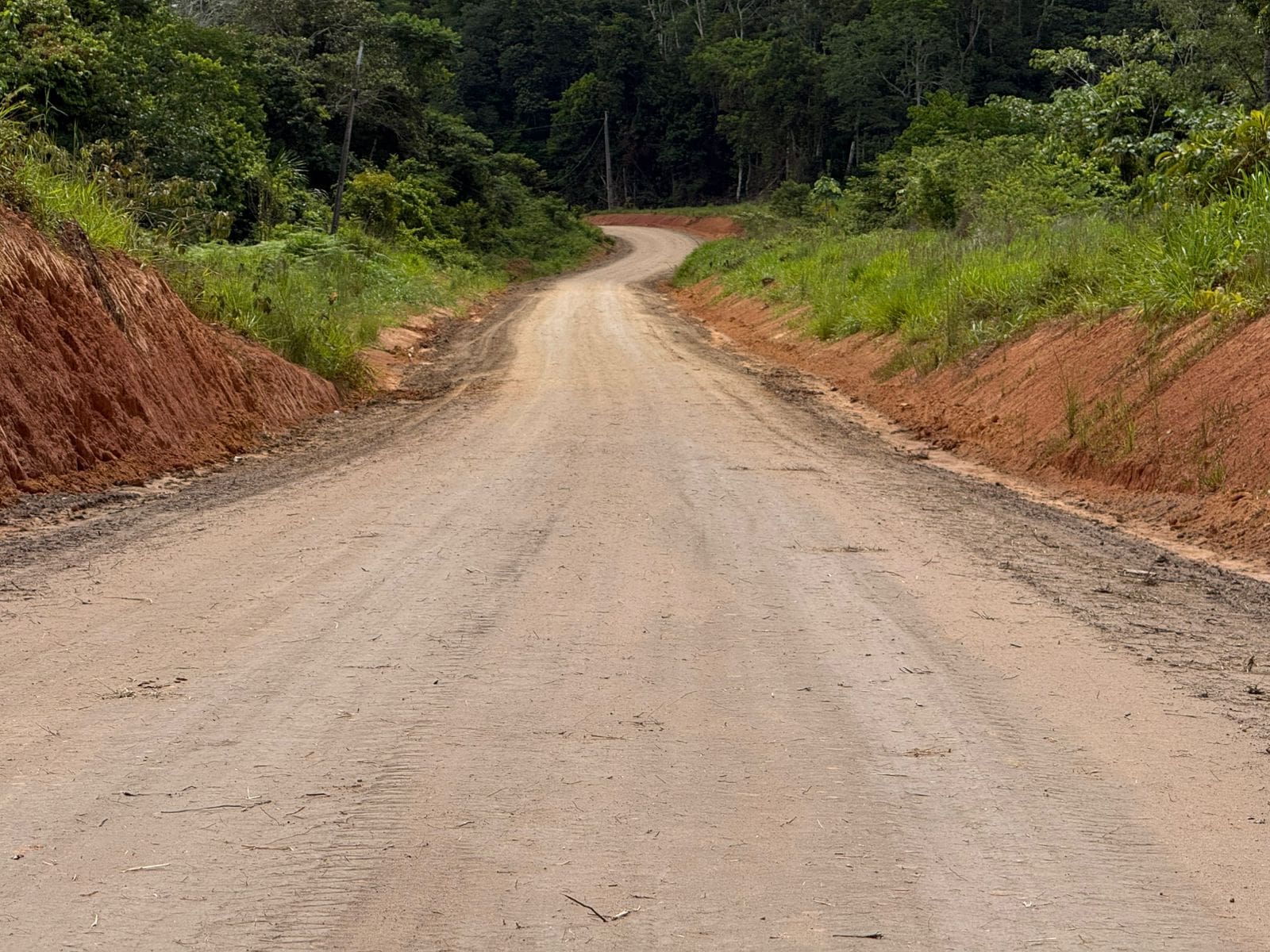 Deracre atua na recuperação de 7,2 km do Ramal da Bananeira, em Rodrigues Alves. Foto: Ricarlene Silva/Deracre