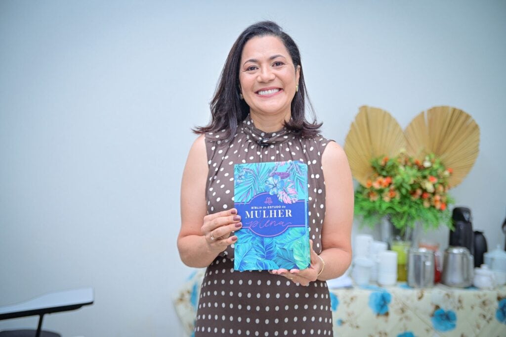 Mailza foi presenteada com exemplar da Bíblia de Estudo da Mulher. Foto: Ingrid Kelly