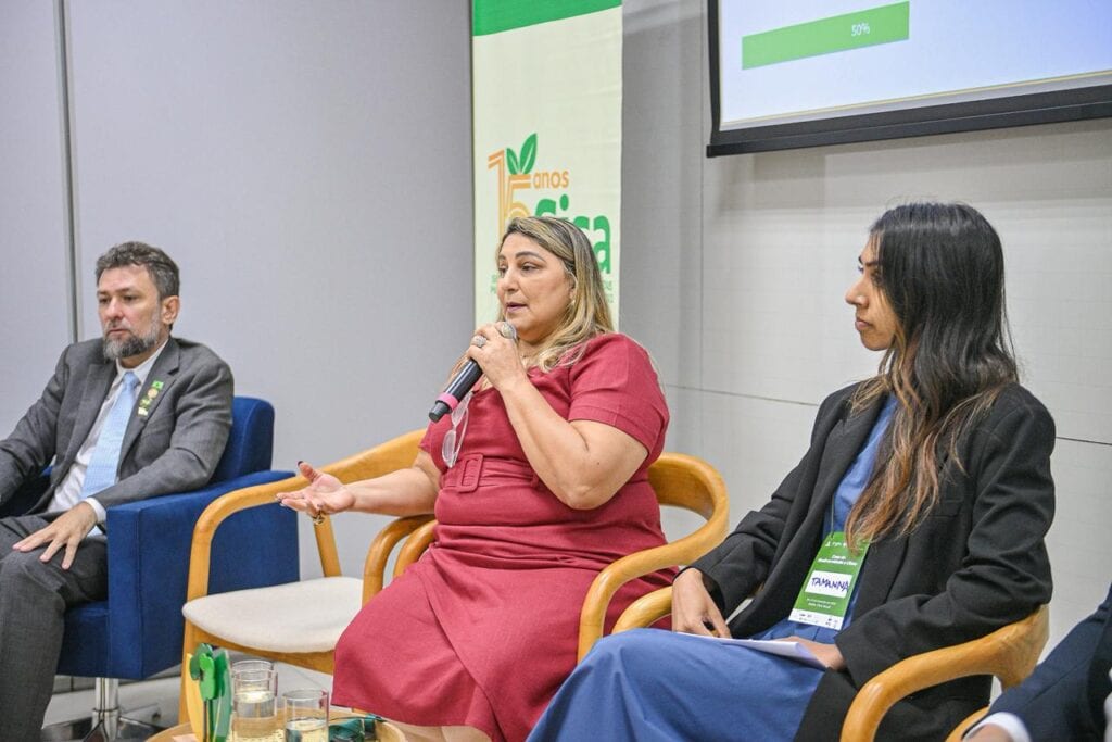 Marta Azevedo discursa em painel, ao lado da primeira-secretária de Agricultura e Mercosul da Embaixada Britânica, Tamanna Sidika, e do procurador Rodrigo Neves, da PGE. Foto: Diego Gurgel/Secom