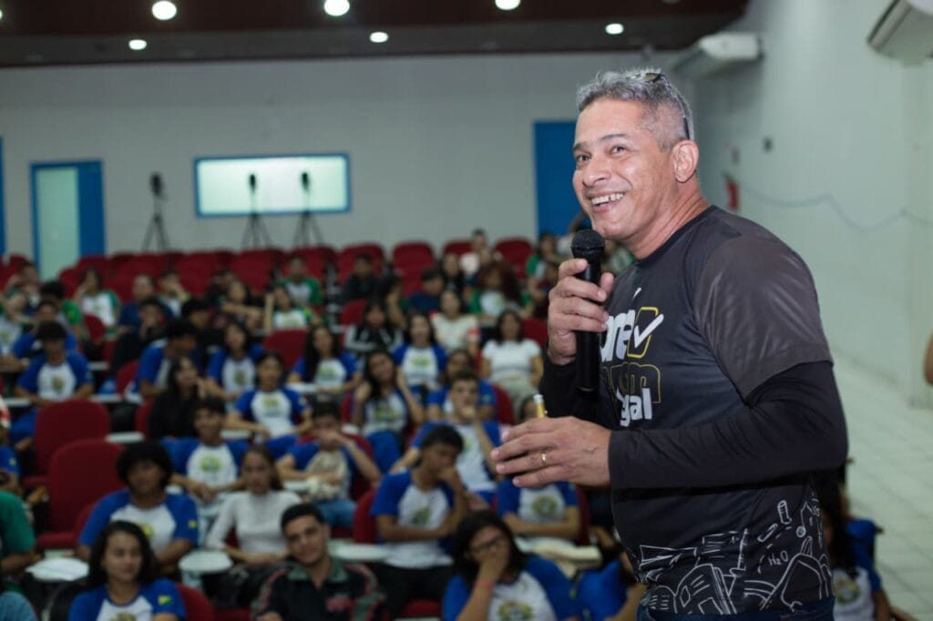 Mábio usa a música para ajudar alunos a memorizar conteúdo de biologia. Foto: Dhárcules Pinheiro/Secom