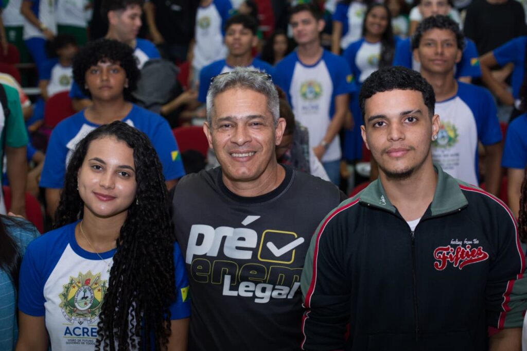 Professor faz paródias junto com os alunos, estabelecendo uma ligação e ajudando na memorização dos conteúdos. Foto: Dhárcules Pinheiro/Secom