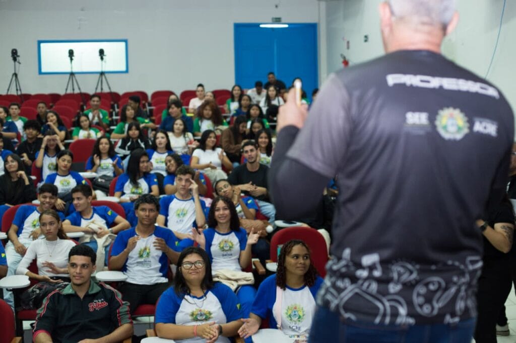 Alunos cantam refrões de paródias com o professor de biologia. Foto: Dhárcules Pinheiro/Secom