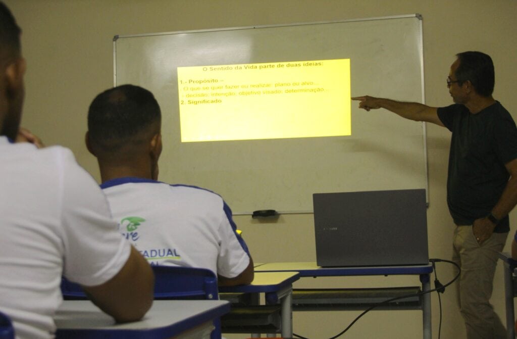 Psicólogo aborda saúde mental, apresentando ferramentas para lidar com emoções em presídio de Senador Guiomard. Foto: Zayra Amorim/Iapen