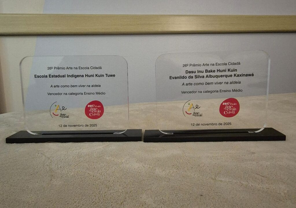 Placa do Prêmio Arte na Escola Cidadã, reconhecimento nacional ao projeto desenvolvido no Alto Envira, em Feijó. Foto: cedida
