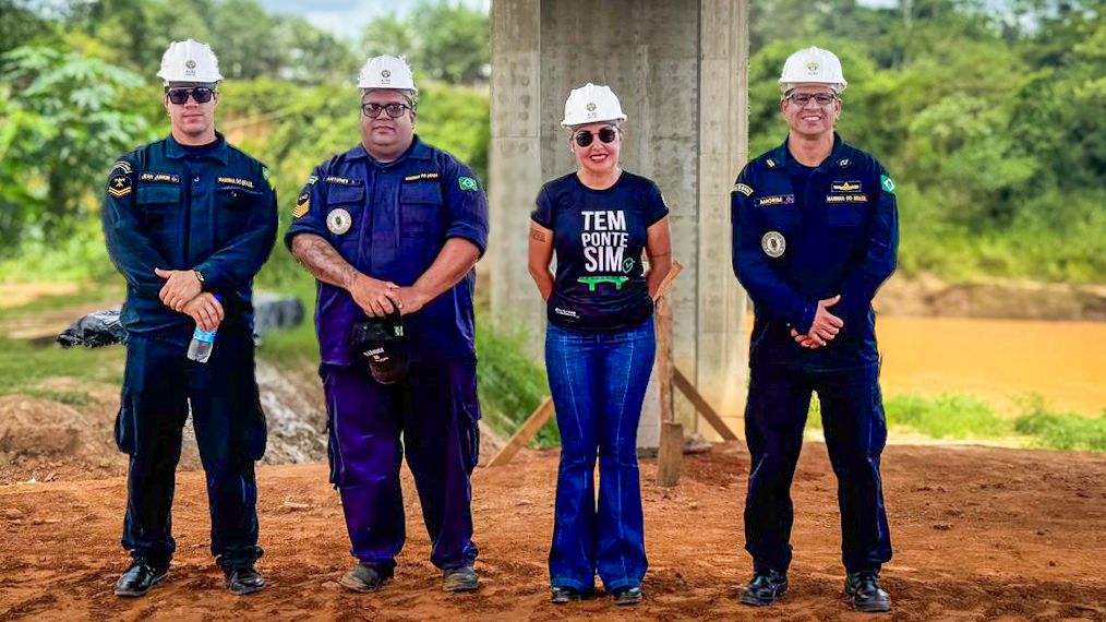 Presidente do Deracre, Sula Ximenes, acompanhou Marinha na vistoria em ponte que está 96% concluída. Foto: Thauã Conde/Deracre