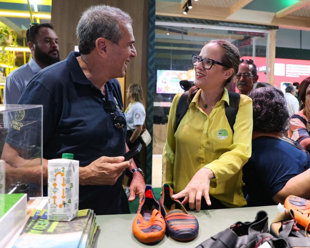 Empresário carioca Carlos Henrique Torres adquiriu duas sapatilhas de látex. Foto: Pedro Devani/Secom.