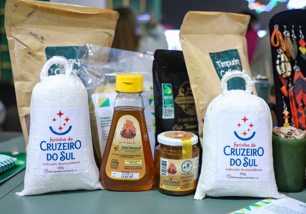 Produtos do Acre estão expostos no estande do Consórcio Interestadual da Amazônia, na Zona Verde da COP30, em Belém/PA. Foto: Pedro Devani/Secom.