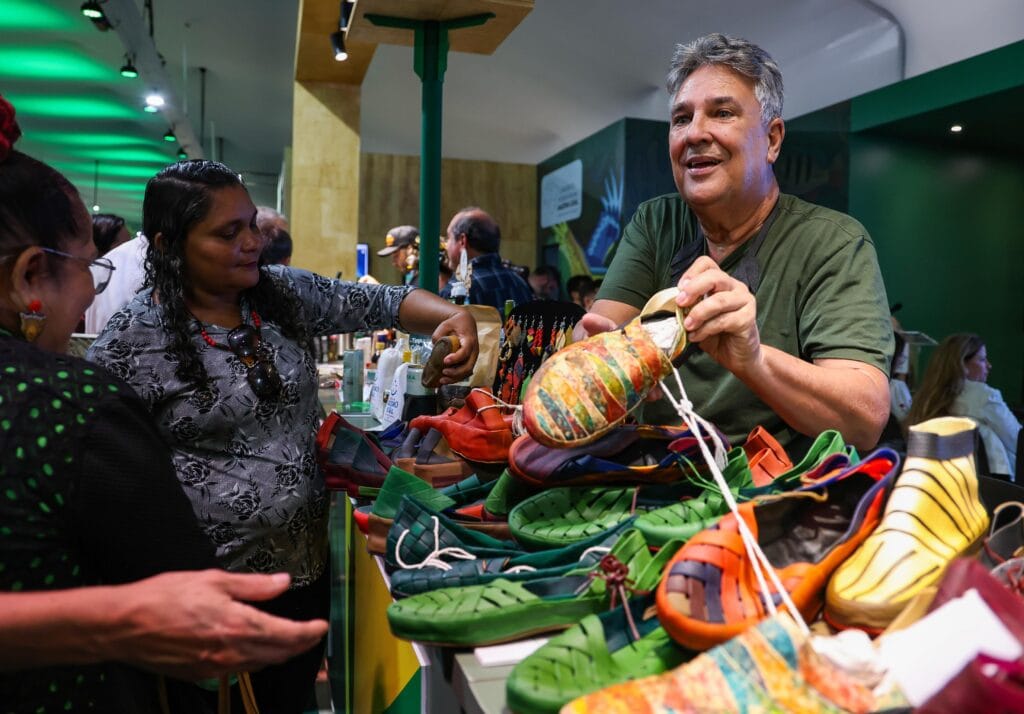 Técnico de campo da Seagri, Murilo Matos, disse que todos os produtos levados à COP30 são oriundos de reflrorestamento. Foto: Pedro Devani/Secom.