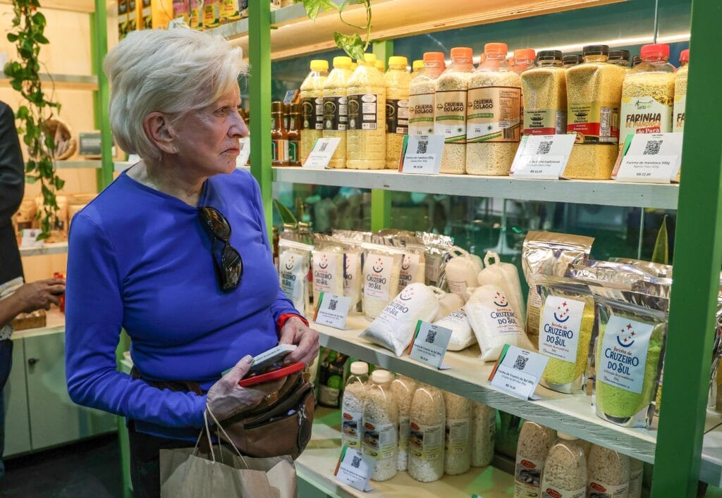 Participantes da COP30 visitam estande e adquirem produtos acreanos. Foto: Pedro Devani/Secom.