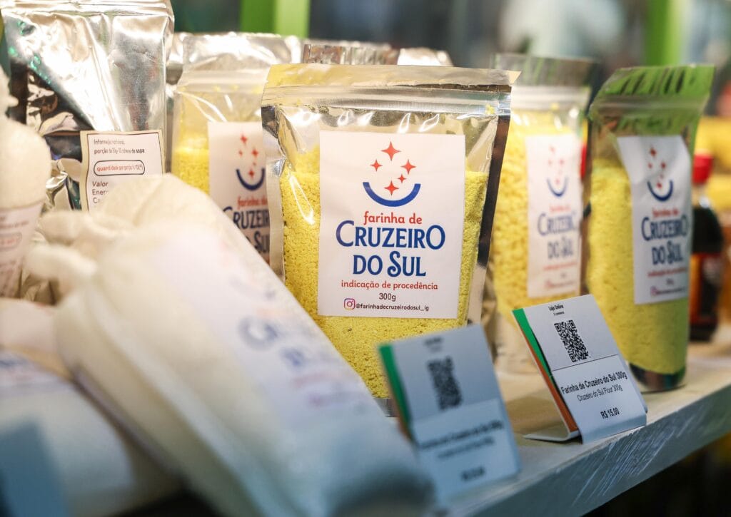 Farinha e farofa produzidas em Cruzeiro do Sul estão expostos no estande do Sebrae na COP30. Foto: Pedro Devani/Secom.